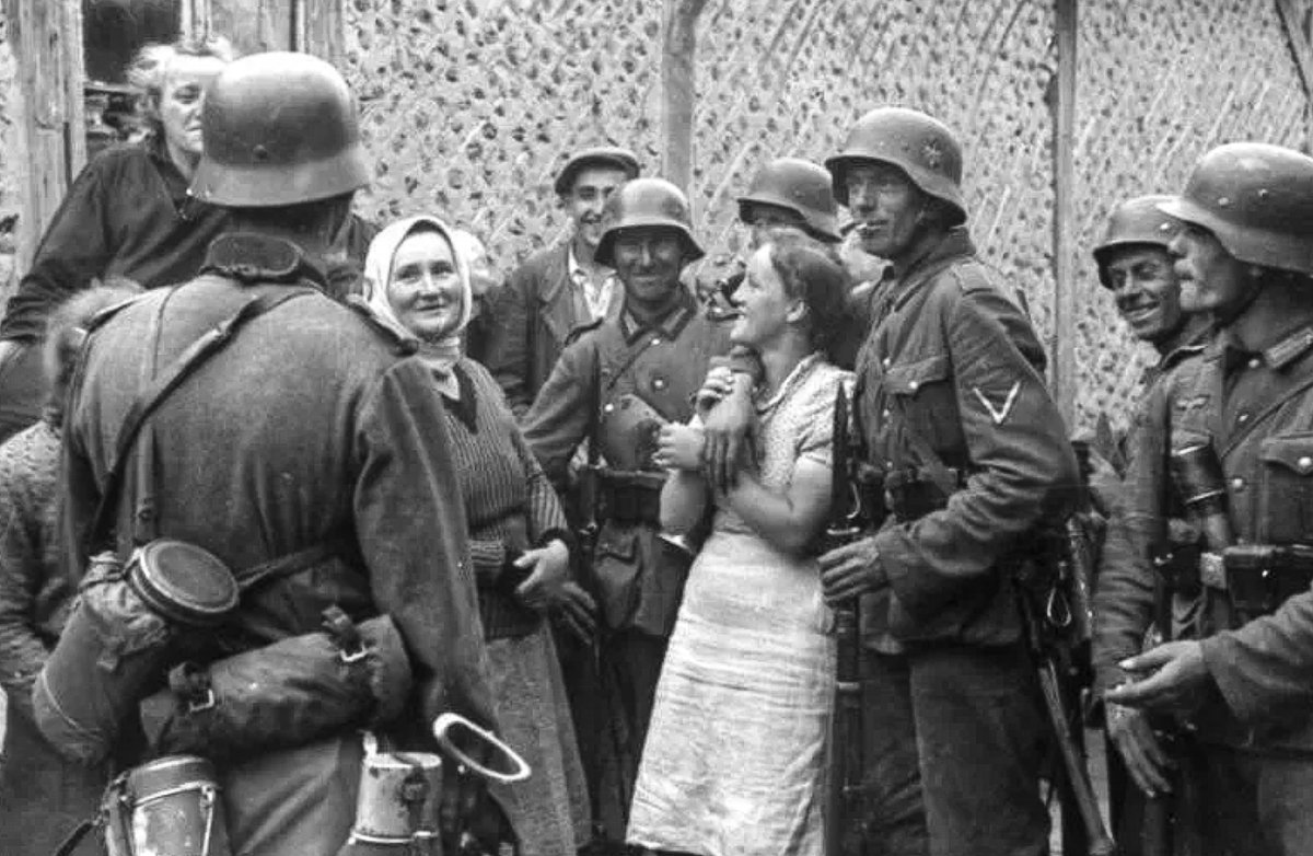 Народ советский победил сдают оружие фрицы. Немецко-фашистские захватчики в 1944. Пленные немецкие женщины в ВОВ 1941-1945. Немки в Германии в 1945 и советские солдаты.