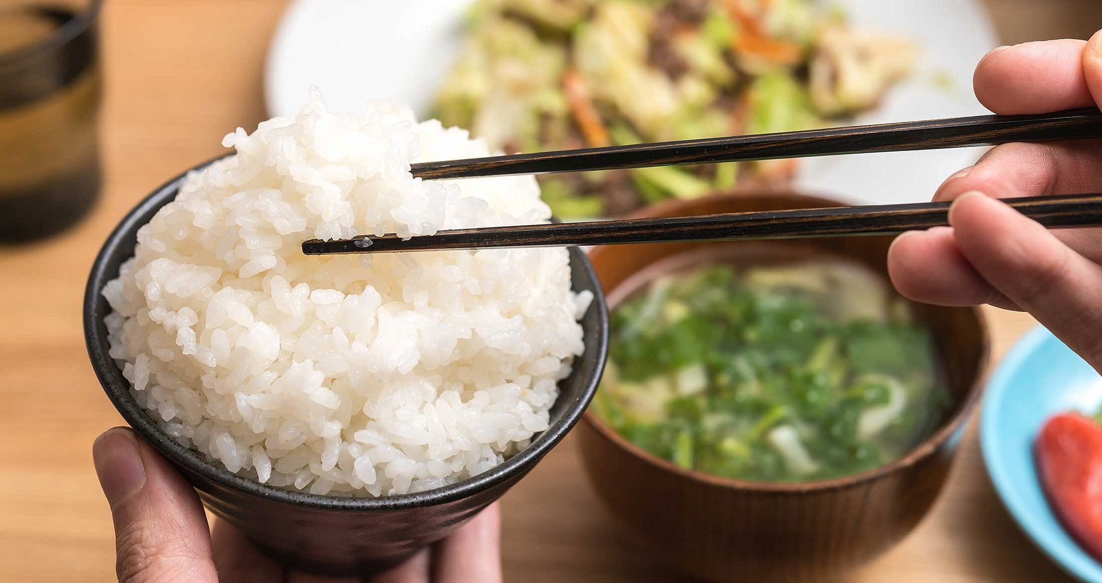 Рис с палочками. Китайский рис. Японская кухня рис. Рис в Японии.