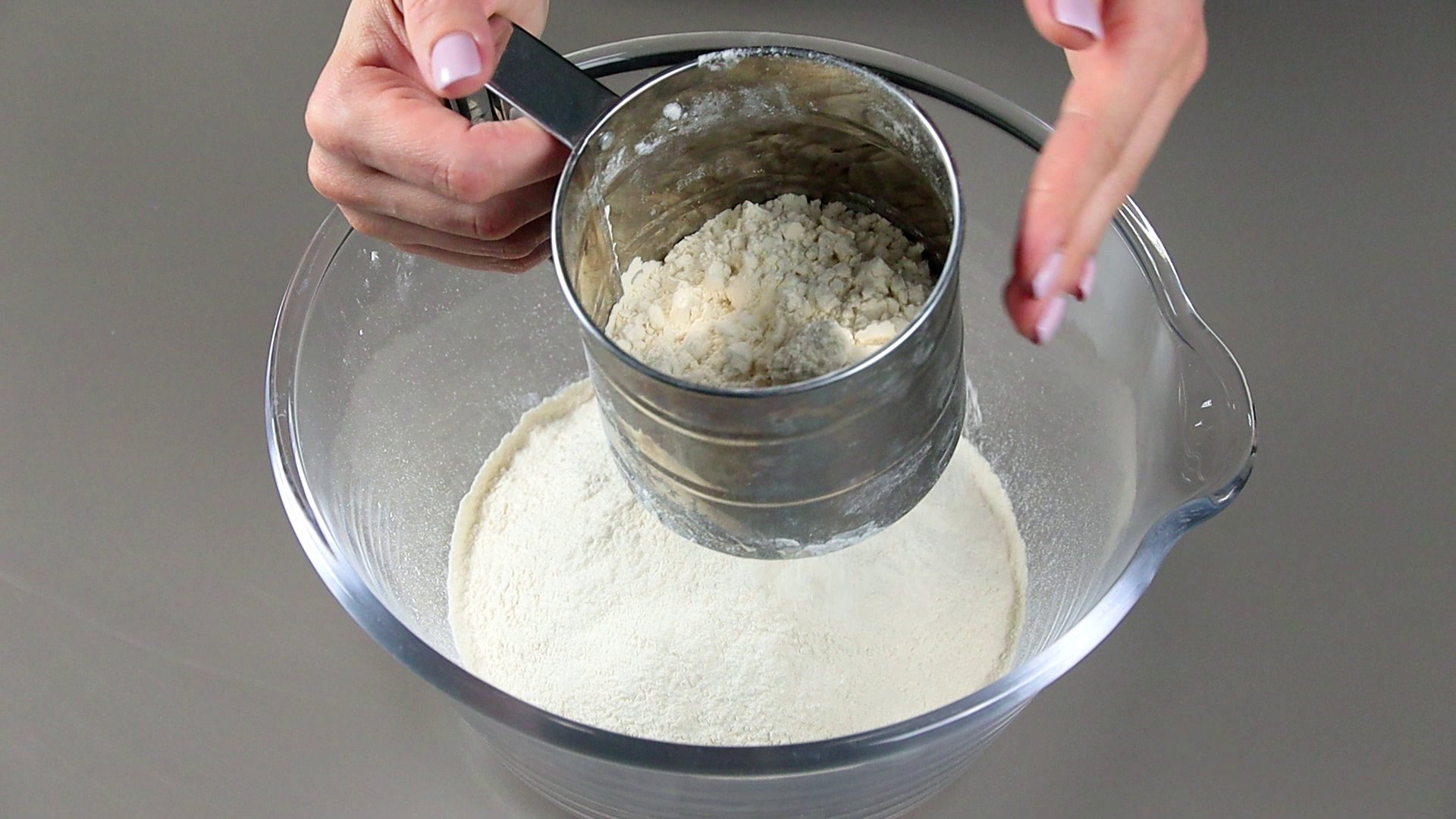 Мука разрыхлитель вода. Пропорции хлеба на закваске. Тесто на пшеничной закваске для несладкой выпечки. Чаша для теста. Как замешивают белые.