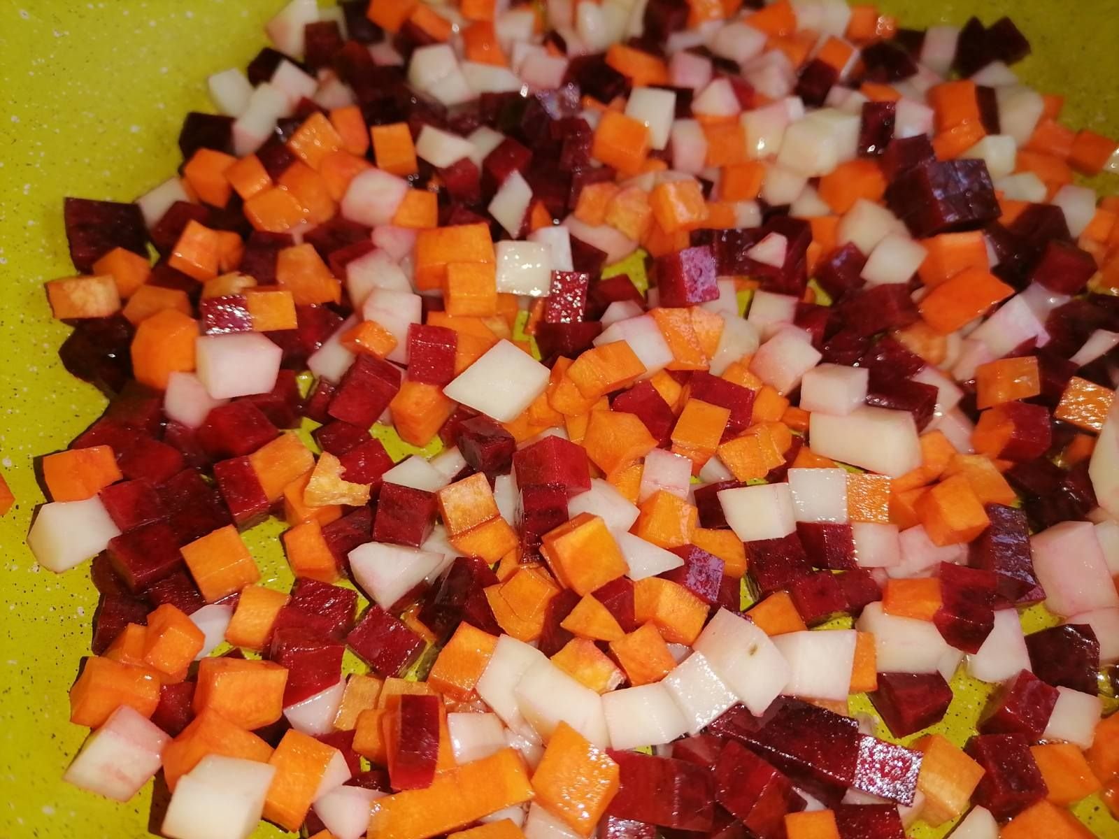 Овощи в микроволновке для винегрета. Салат кубиками. Морковь для винегрета рисунок.