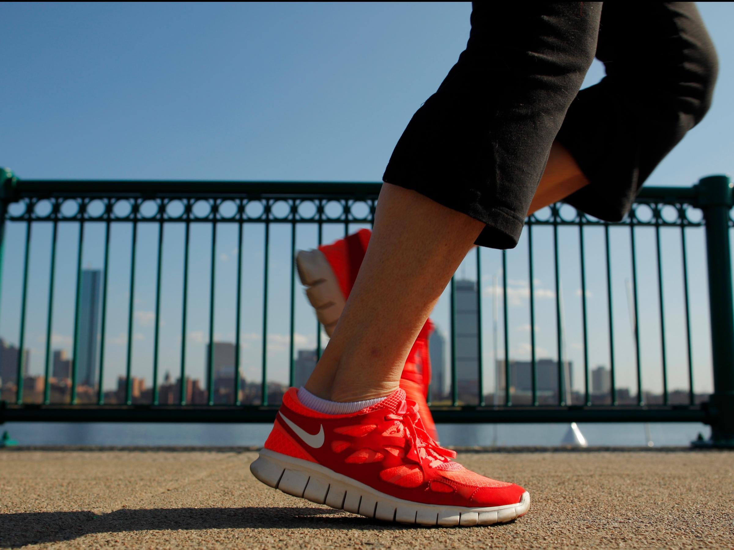 Фото кроссовок на ногах. Nike Running Shoes. Кроссовки на ногах. Кроссовки фон. Кроссовки на человеке.