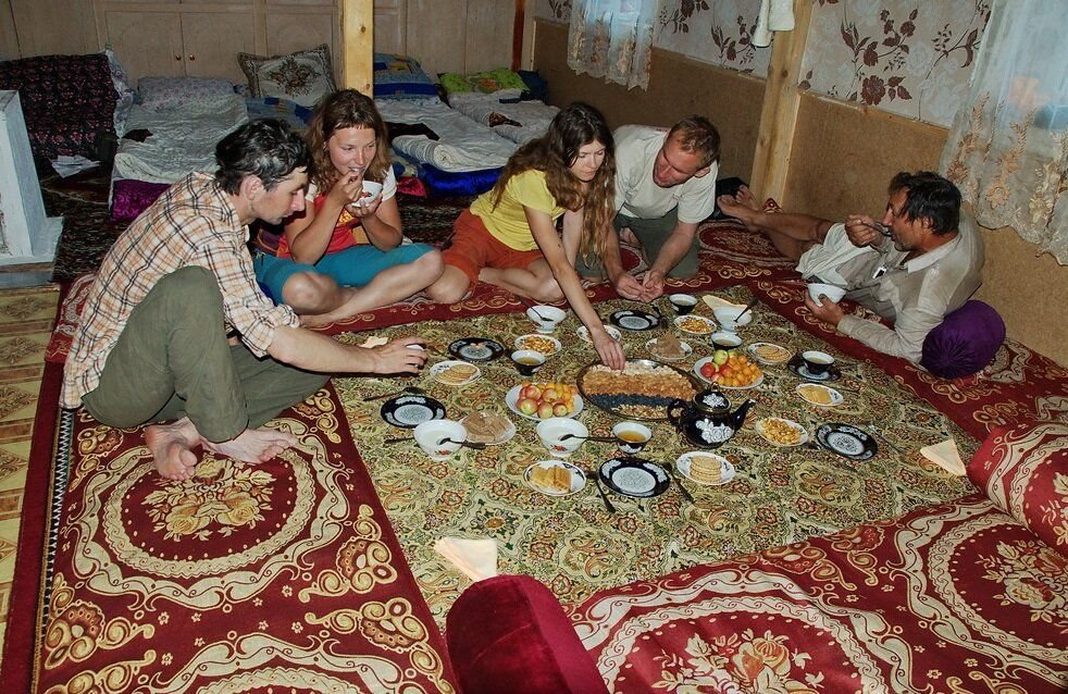 Фото узбеки спят. Быт таджиков. Таджики в квартире. Современный Памирский дом. Быт узбеков.