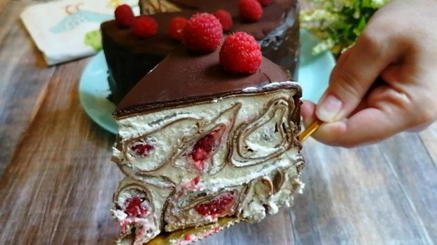Нежный шоколадный торт с ягодами. Готовить просто, получается невероятно вкусно