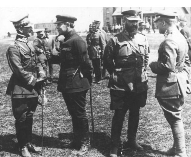 Генерал А. Листовский, командующий 2-й польской армией во время беседы с главным атаманом войска УНР С. Петлюрой