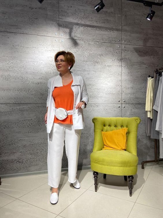 Просто и со вкусом: 9 стильных образов с белыми брюками от Ирины Конаревой