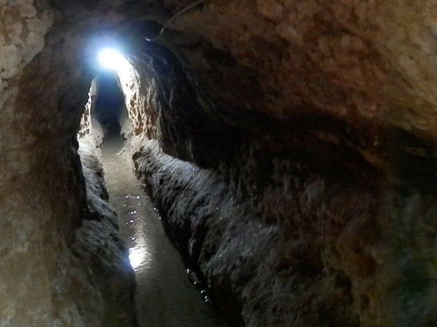 Горизонтальный туннель кяриза. Фото из wikimedia. Автор NAEINSUN.