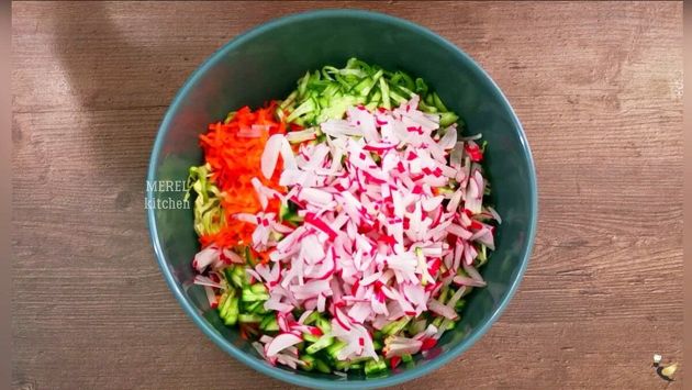 Вроде бы, незамысловатые продукты, но приятный вкус, а все дело в заправке: вкусный и простой салат с капустой