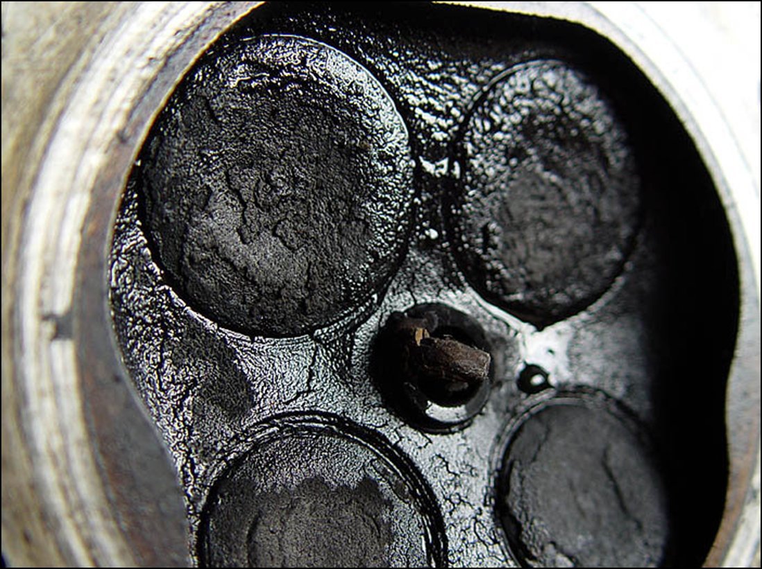 Дизель трещина. Головка ВАЗ 1118 нагар в камере сгорания. Эндоскопия двигателя задиры. Отложения в двигателе. Нагар в камере сгорания.