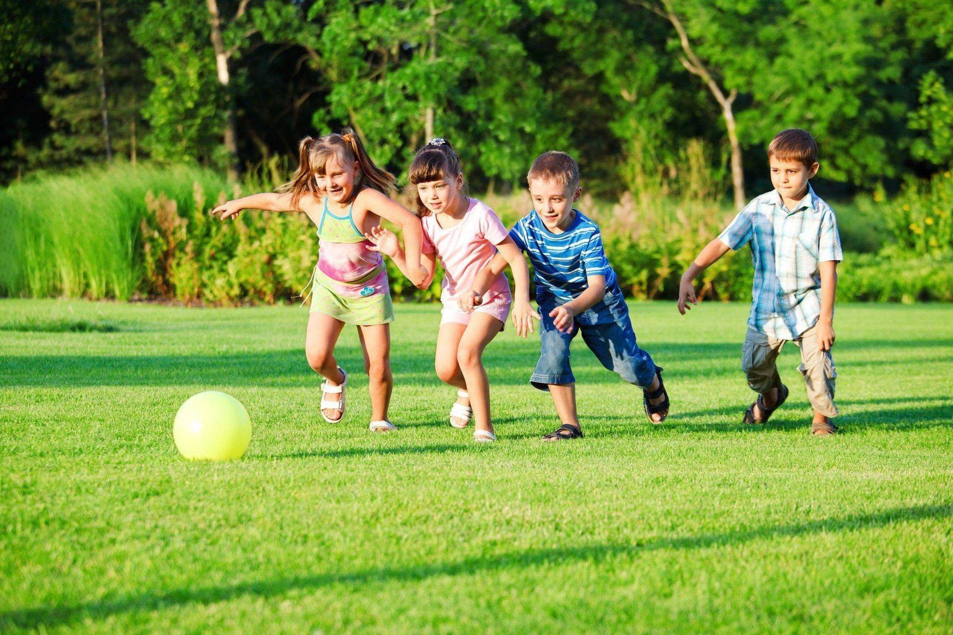 Игры дети 24. Дети на газоне. Дети и природа. Дети на свежем воздухе. Подвижные игры для детей.