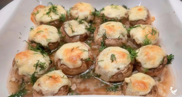 Вкусный рецепт из грибов. Шампиньоны запеченные со сметаной и сыром, красивое и ароматное блюдо