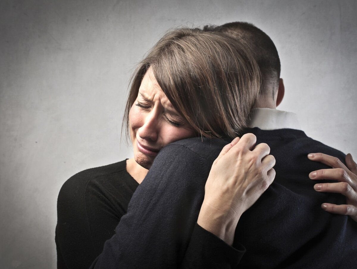 Плачу перед мужем. Плачущие родители. Люди обнимаются и плачут. Утешение в горе. Женщина утешает мужчину.