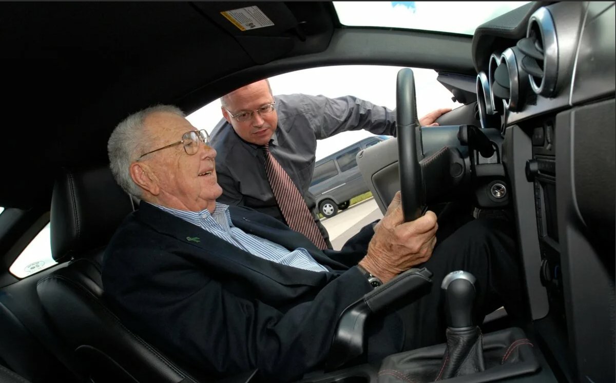 Автомобиль пенсионеру. Пенсионеры на авто. Пенсионер за рулем. Дедушка в машине. Машина Деда.