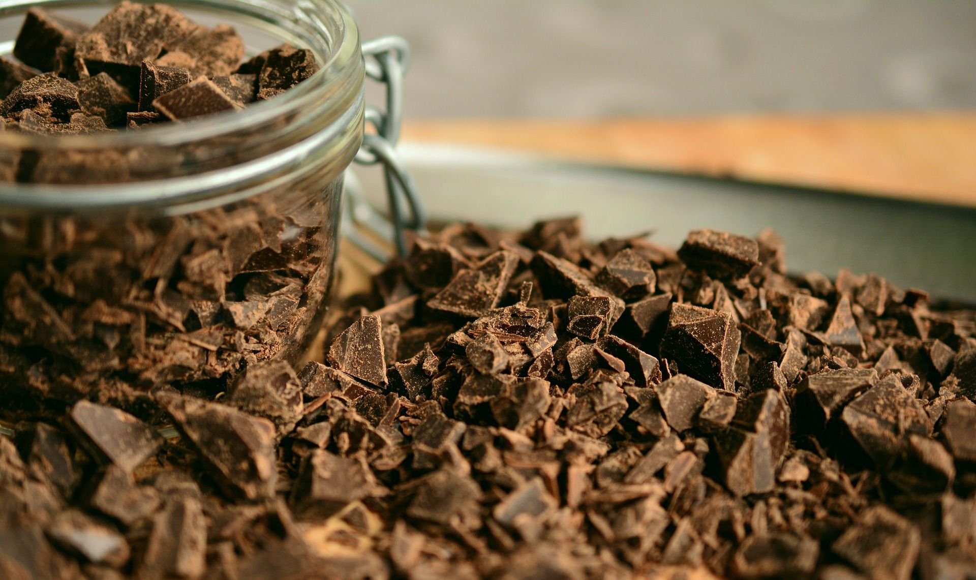 Что будет если съесть плитку шоколада. Шоколад. Шоколадная стружка. Шоколадная крошка. Тертый шоколад.