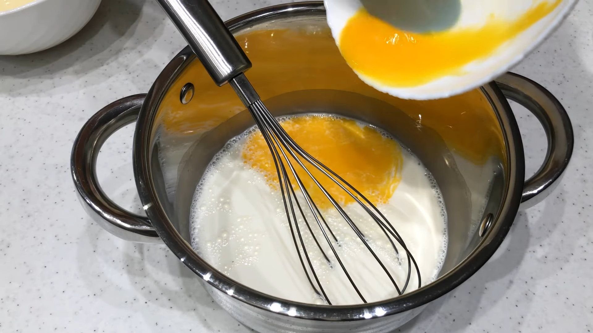 Сгущенку сливочным маслом взбейте. Емкость для смазывания бисквита. Творог со сгущенкой. Как сделать крем без миксера. Быстрый легкий крем для бисквита.