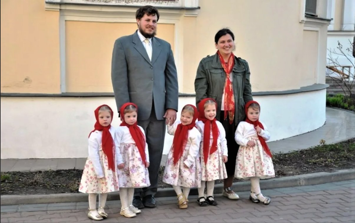 Рождение 5 детей в россии. Пятерняшки Артамкины. Сестры Артамкины 2021. Сестры Артамкины 2020.