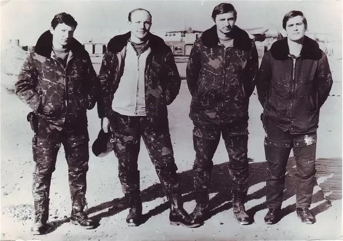 Летчик Константин Павлюков (справа) на аэродроме в Баграме 1987 год