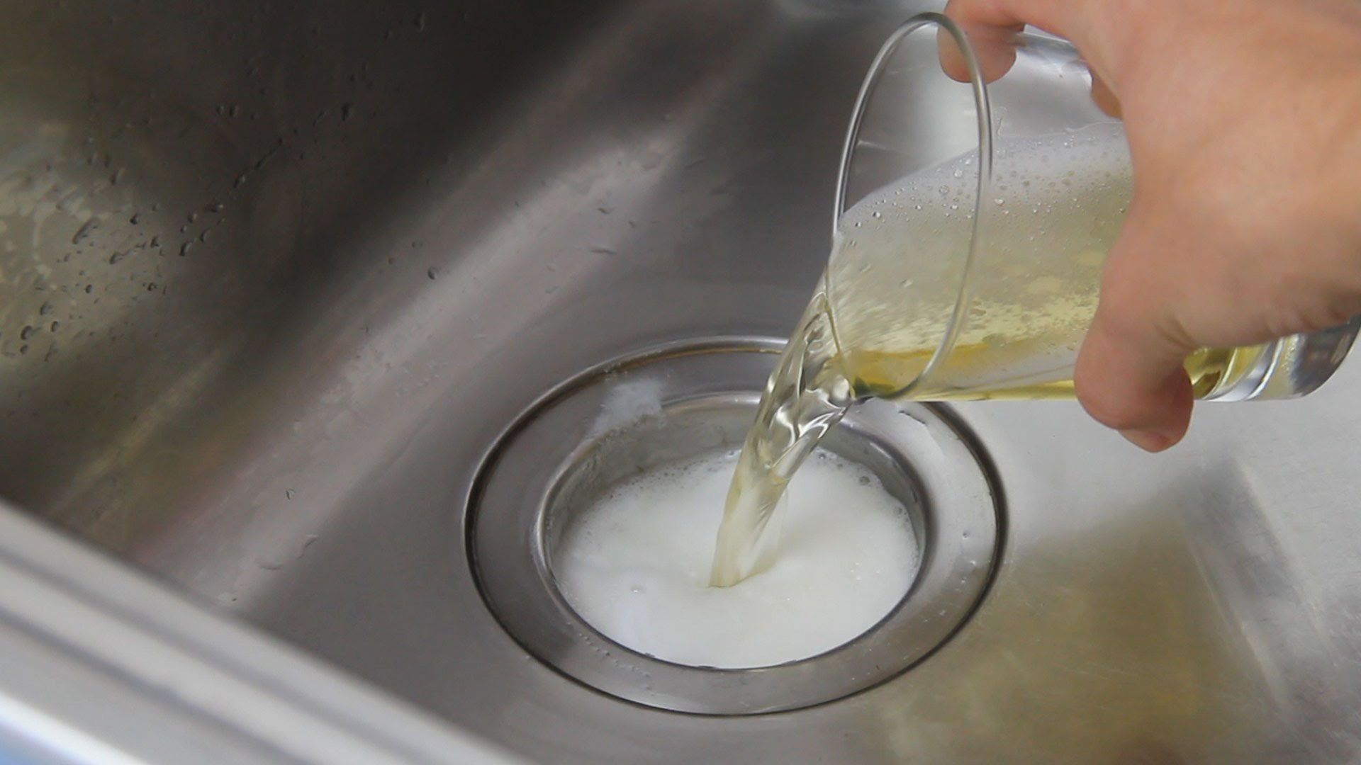 В кипящую воду можно налить растительное масло. Масло в раковину. Очистка раковины. Сода для раковины. Очистка труб от засоров.