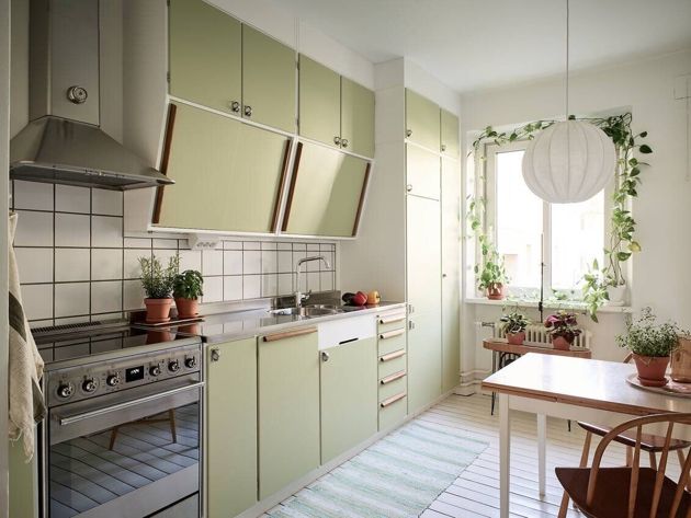 Уютная кухня с зеленым кухонным гарнитуром. Пример того, что и без больших затрат можно сделать красивый и стильный интерьер!