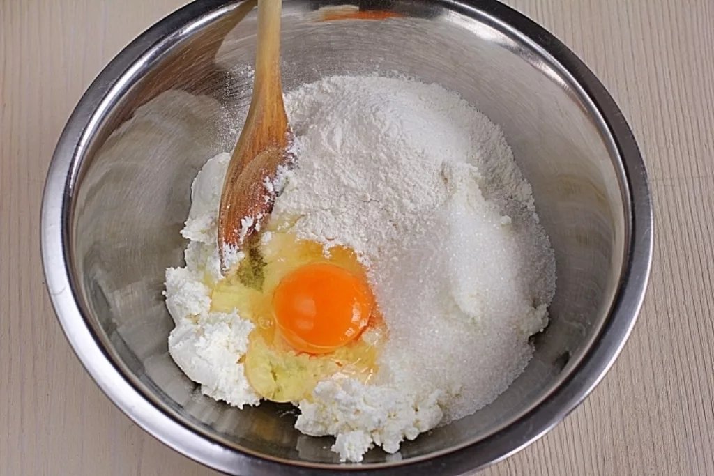Яйцо 3 столовые ложки сахара. Мука и яйца. Перемешивание творога в миске. Яйца в миске. Яйца и сахар в миске.