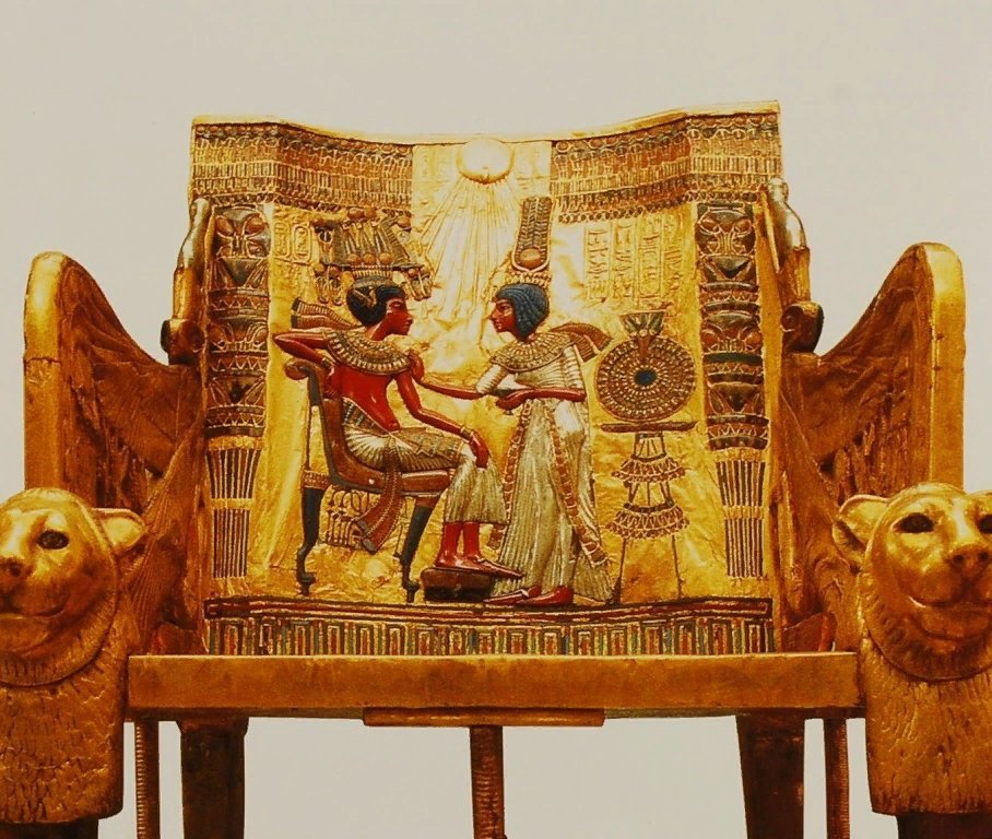 Трон фараона тутанхамона. Золотой трон Тутанхамона. Золотая спинка трона Тутанхамона. Гробница фараона Тутанхамона трон. Каирский музей Тутанхамон трон.