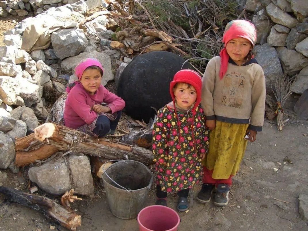 Таджикистан сегодня как живут. Кишлак Узбекистан дети. Таджикистан нищета. Бедность в Таджикистане. Таджикские дети бедные.