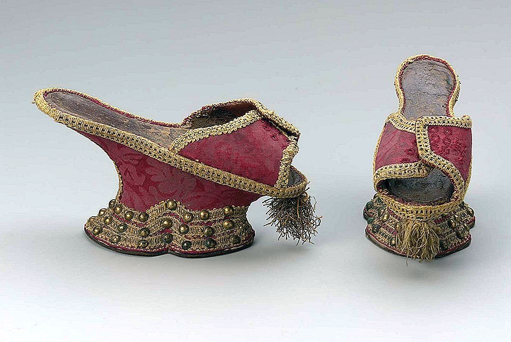 Такая странная обувь... Несколько варианов от этнических групп. История,Мода,Простые вещи