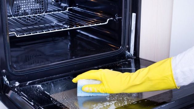 Эффективно протрите духовку – эти меры помогут ее очистить!