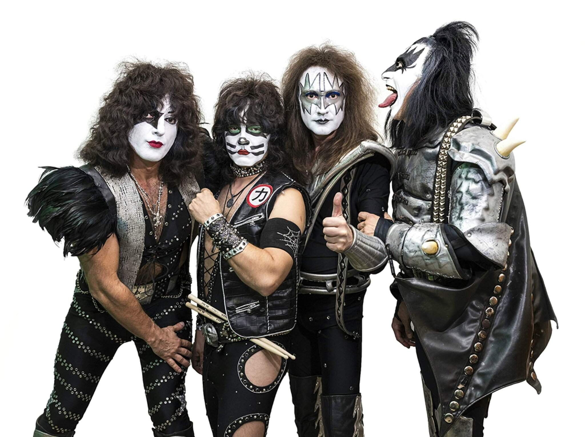Как выглядит кис. Рок группа Кисс. Участники группы Kiss. Группа Кисс 2023. Глэм рок группа Kiss.