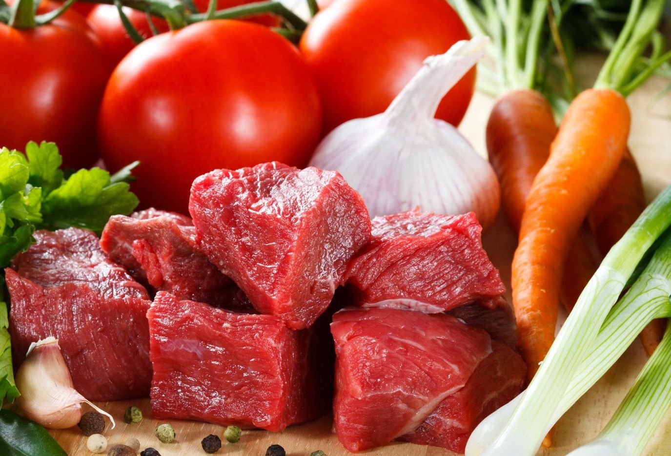 День овощи день мясо. Мясо с овощами. Мясо овощи фрукты. Свежее мясо. Зелень к мясу.