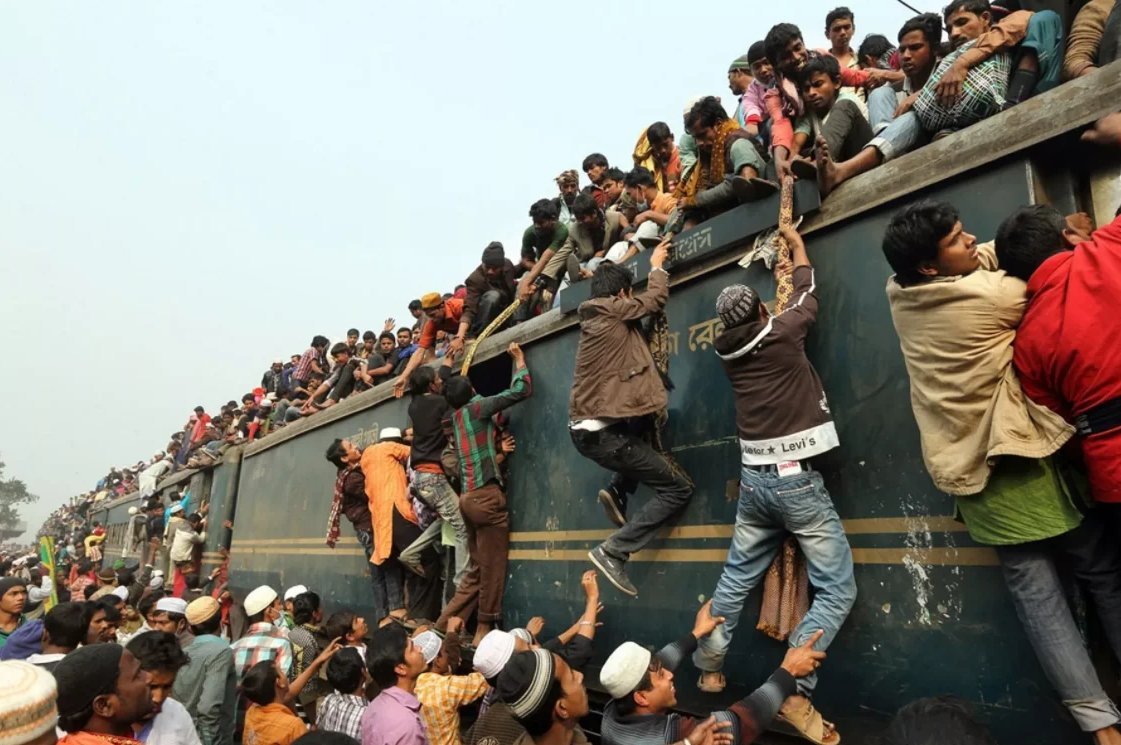 Многие люди проживающие в. Дакка Бангладеш перенаселение. Бангладеш Дакка Железнодорожный вокзал. Дакка Бангладеш население. Индия перенаселение.