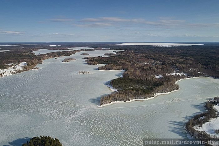 Среди густых таежных лесов Архангельской области есть уникальное место, где рядом находится 251 озеро, а узкая полоска земли разделяет поток рек: в Атлантический или Северный Ледовитый океан
