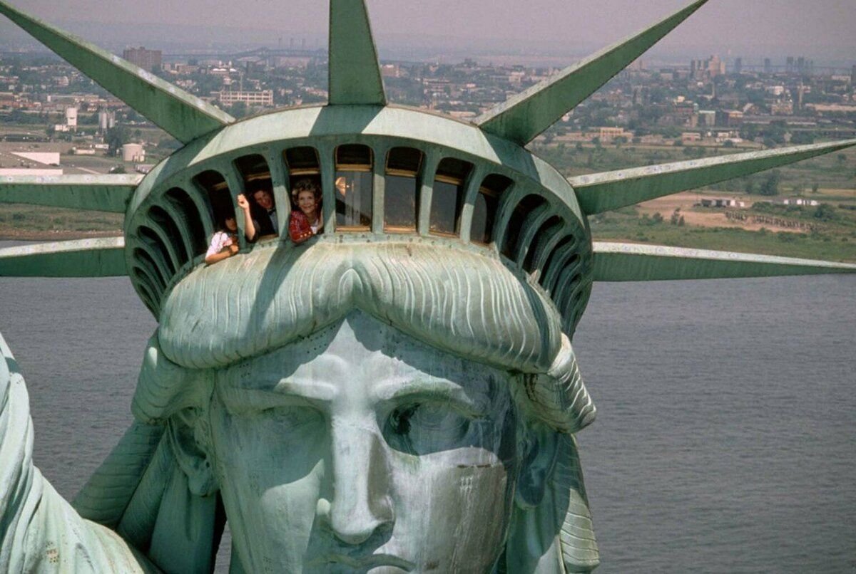Почему люди создают памятники. Статуя свободы США. Сан Франциско статуя свободы. Статуя свободы неокисленная. Статуя свободы 2000.