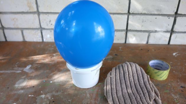 Старый шарф и воздушный шарик превратились в шикарную вещь для сада: такая фигурка в садовом центре стоит 4000 рублей