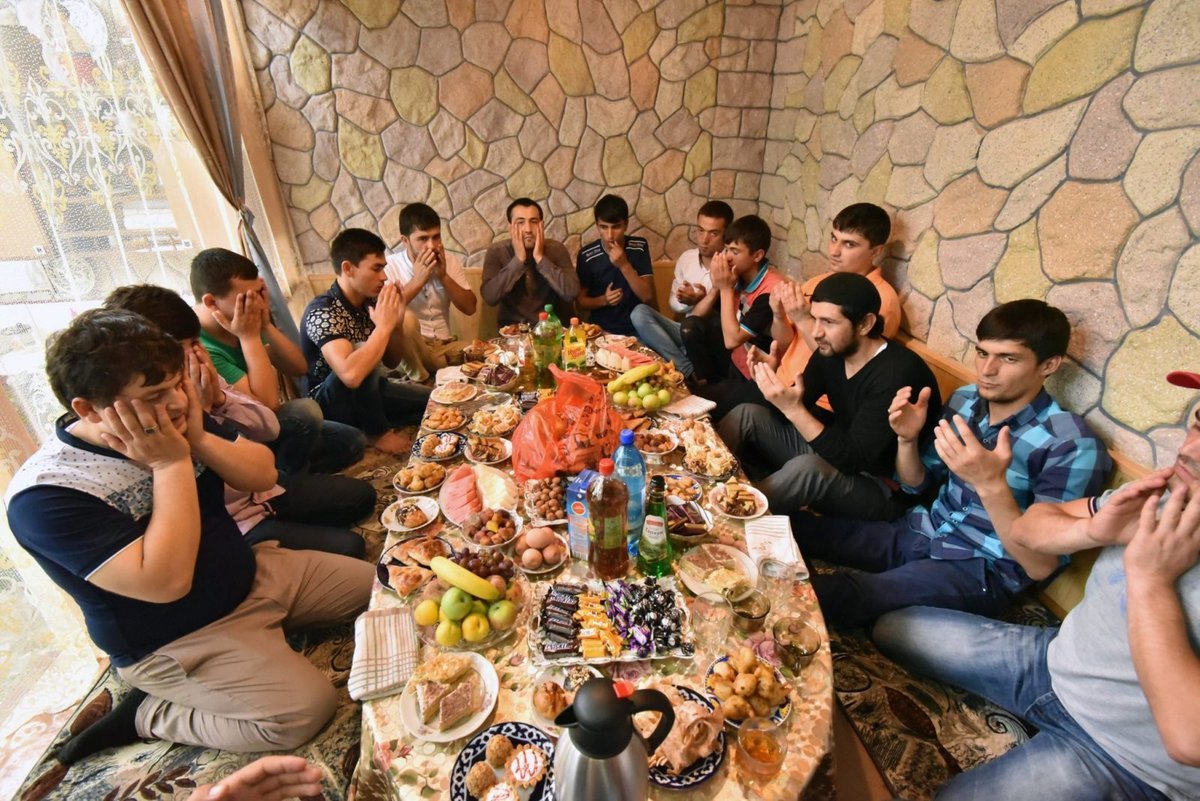 В рамадан едят мясо. Таджикистан Курбан байрам дастархан. Стол на Ураза байрам праздничный в Таджикистане. Праздничный стол на Ураза байрам в Дагестане. Праздничный дастархан Курбан байрам.