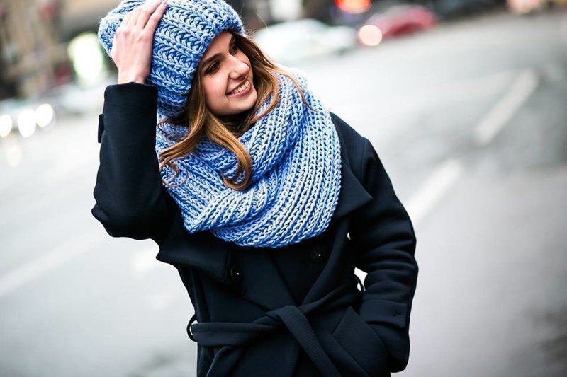 Свитер шапку и шарф. Объемный шарф. Шапка шарф. Шарф зимний. Модные объемные шапки.