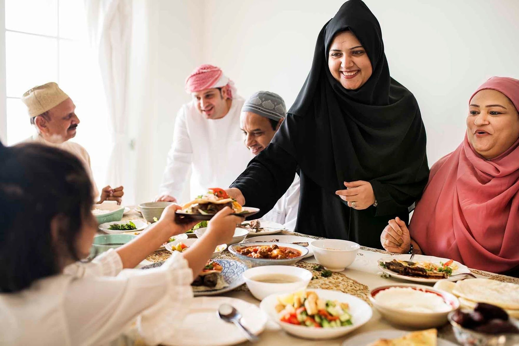 В рамадан едят мясо. Арабское гостеприимство. Мусульманское гостеприимство. Мусульманская семья. Арабское застолье.