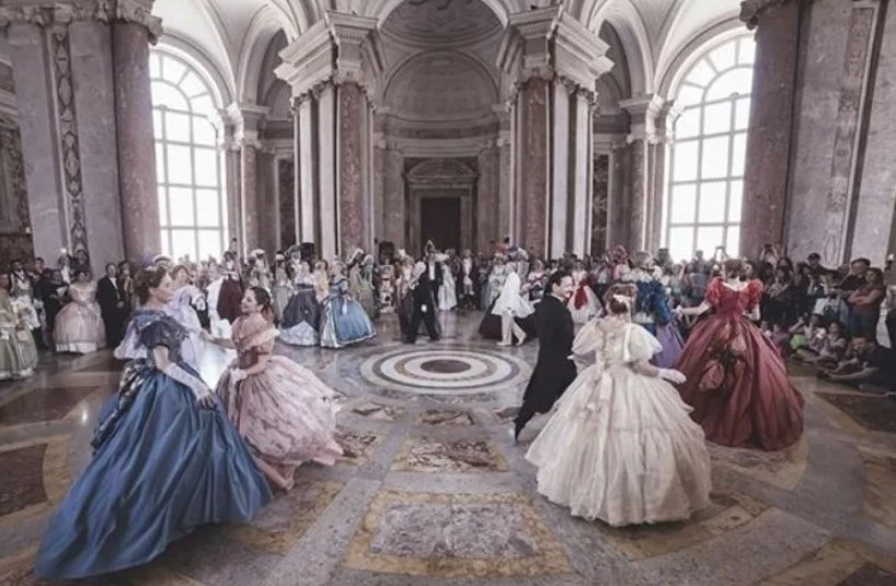 Как назывался бал меньшиковой. Бал танцы 17 век Франция Версаль. Бальный зал 18 века Англия. Бал 19 века Англия. Бальный зал Викторианская эпоха.