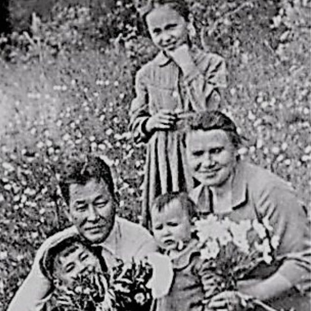 Сергей Шойгу в детстве с мамой, папой и сестрами