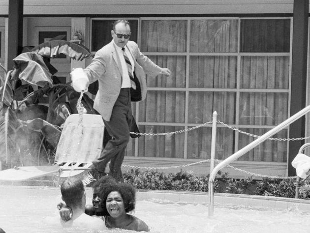 Мужчина намеренно льет кислоту в бассейн с афроамериканцами. История одной фотографии