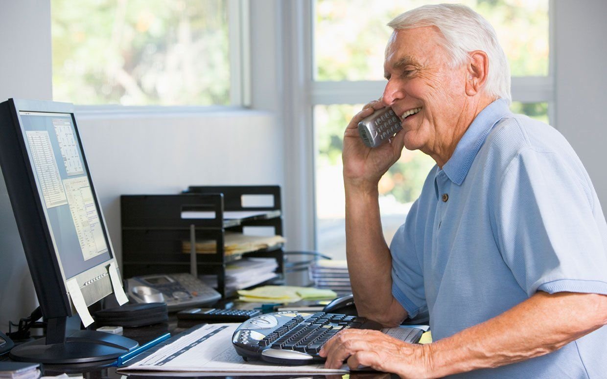 Пенсионер в 50 лет. Пожилой человек за компьютером. Пожилые за компьютером. Пожилые люди и компьютер. Пожилой человек в офисе.