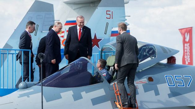 Владимир Путин и Реджеп Эрдоган осматривают истребитель пятого поколения Су-57. Фото: ТАСС