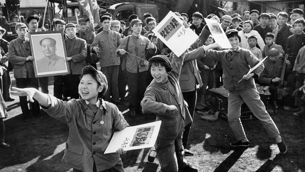 Большой скачок культурной революции. Мао Цзэдун культурная революция хунвейбины. Культурная революция в Китае хунвейбины. Культурная революция в Китае 1966-1976. Культурная революция Мао Цзэдуна.