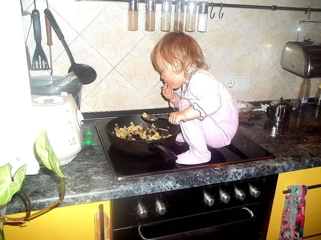 Ну как я выросла такой. Смешные малыши на кухне. Кухня для детей. Дети на кухне смешно. Дети на кухне приколы.
