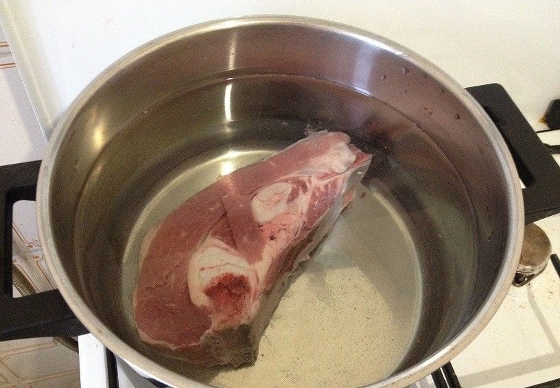 Мясо замоченное в воде. Варка мяса. Мясо варится в кастрюле. Мясо для варки. Говядина в кастрюле.