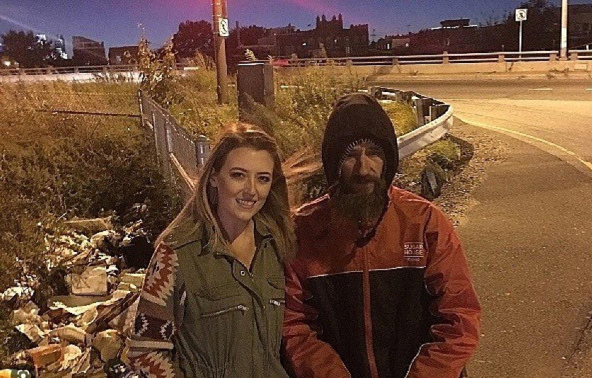 Фото 'бездомних' та дівчину, яка потребувала допомоги