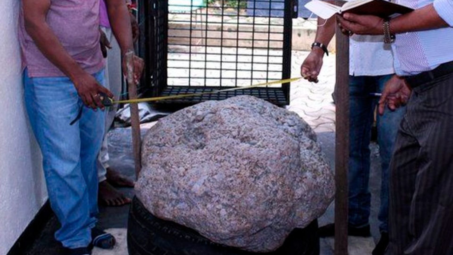 Сапфиры шри ланка. Самый большой сапфир в мире Шри Ланка. На Шри Ланке нашли сапфир. Звездчатый сапфир Шри Ланка. Самый большой в мире звёздчатый сапфир.