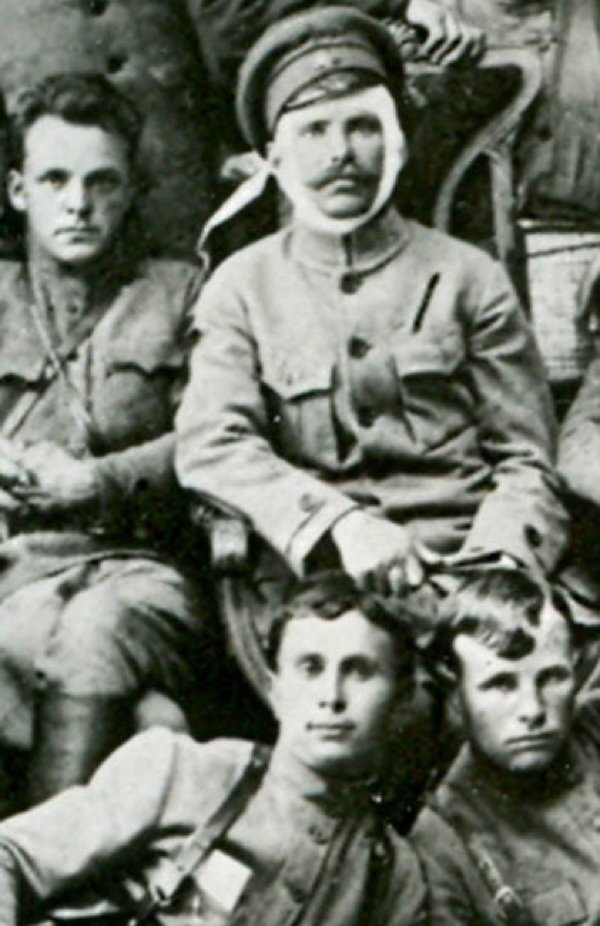 Вверху Фурманов и Чапаев, внизу слева Петр Исаев