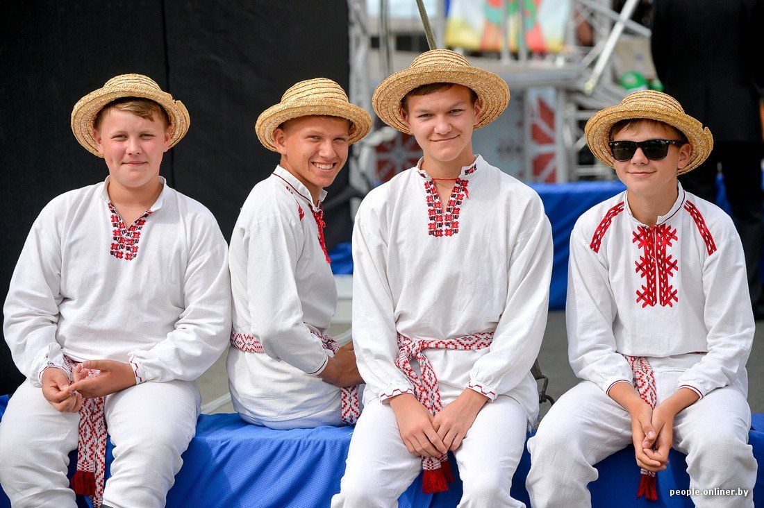 Белорусские народная группа. Белорусы. Белорусский национальный костюм. Белорусы народ. Белорусы нация.