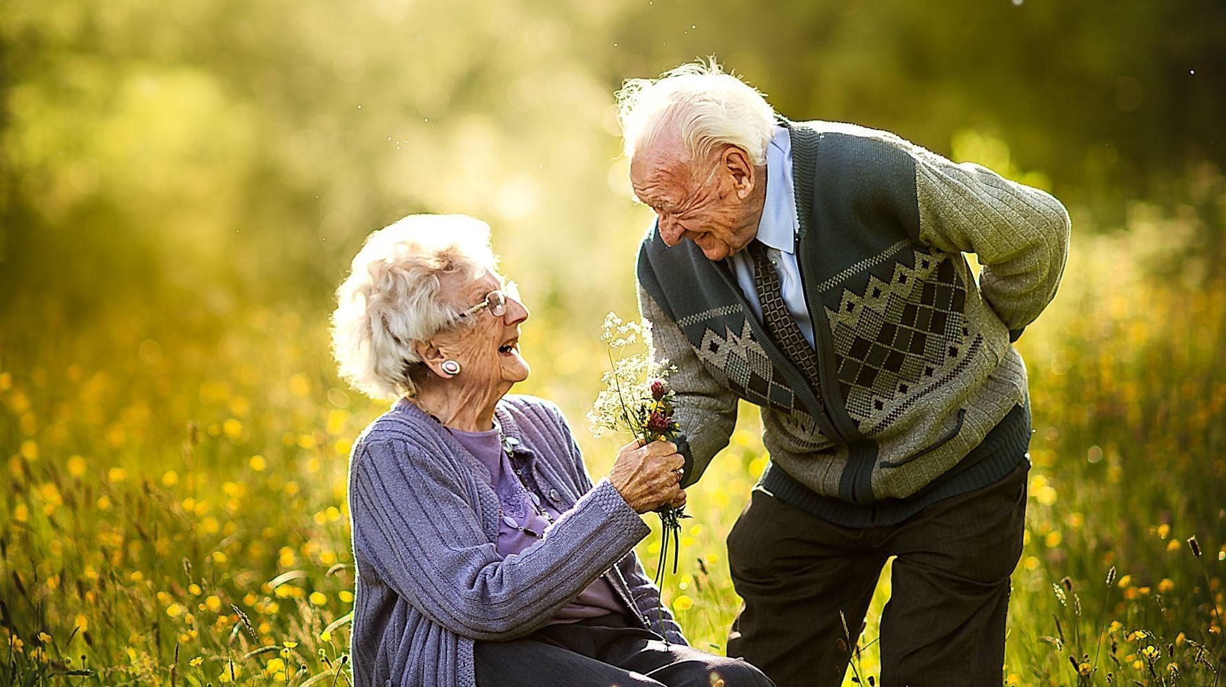 Бабушка и дедушка ненавидят внука. Счастливые пожилые люди. Счастливая старость. Счастливые пенсионеры. Счастливые старики.