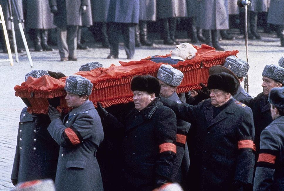 Площадь прощанья. Похороны Андропова 1984. Похороны Андропова Черненко.